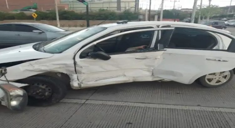 Aparatoso choque deja 2 lesionados en Nogales