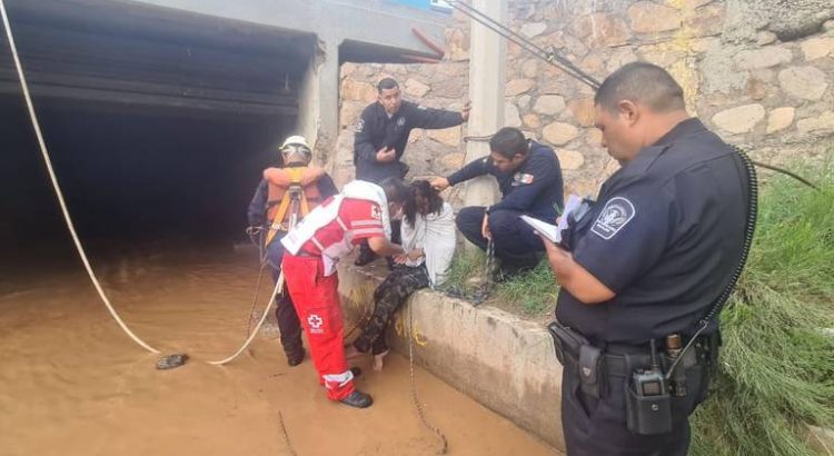 Rescatan a dos personas que fueron arrastradas por un arroyo en Nogales