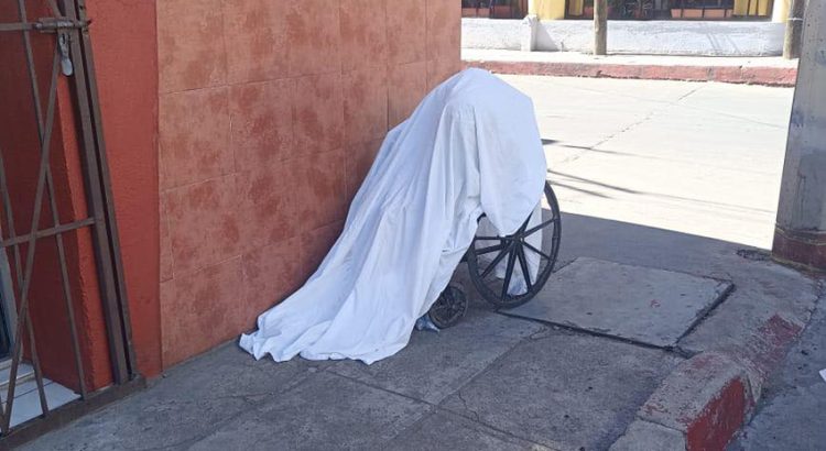 Encuentran a mujer sin vida en su silla de ruedas