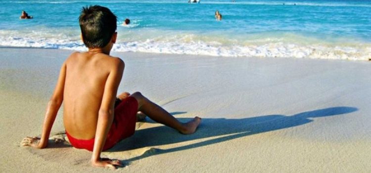 Policía entrega pulseras a niños en playas