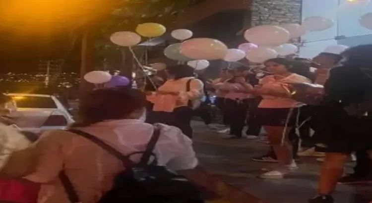 Despiden a niña Samantha Zafiro con globos y oraciones en Nogales