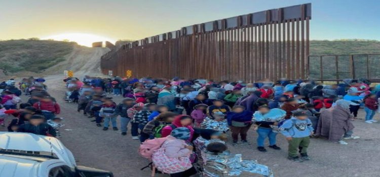 Ola de migrantes es detenida cerca de Nogales