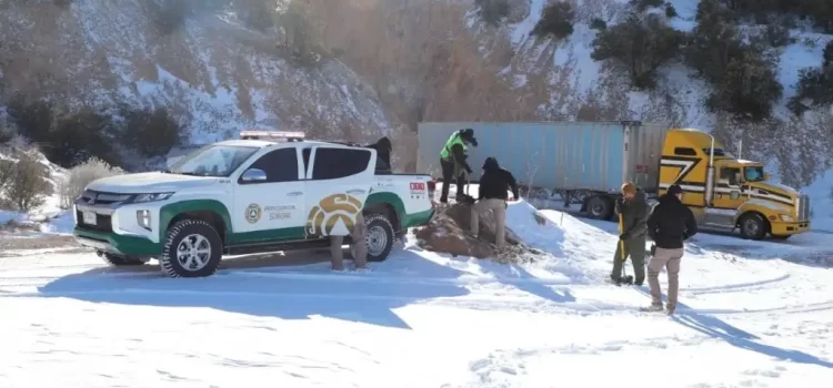 Cancelan clases y cierran carreteras por nevadas en Sonora