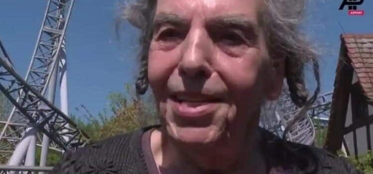 Octogenaria mujer asegura que subirse a la montaña rusa le alivia el dolor de espalda Octogenaria mujer asegura que subirse a la montaña rusa le alivia el dolor de espalda