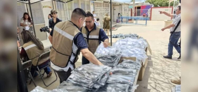 Entregan 270 mil uniformes a estudiantes de educación básica en Sonora