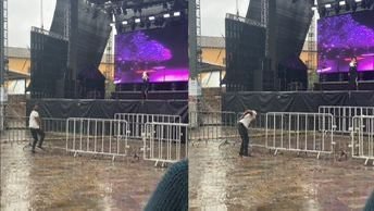 Cantante de Zacatlán se hace viral tras presentarse con aparente único espectador en la Feria de la Manzana
