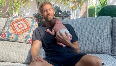 Calvin Harris se convierte en padre y sorprende al compartir fotos del nacimiento, incluida la placenta