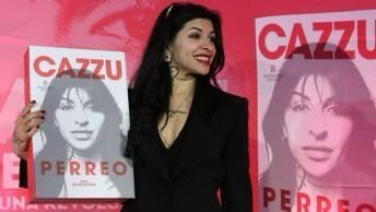 Cazzu presenta su libro “Perreo, una revolución” y reflexiona sobre feminismo y machismo en la música urbana