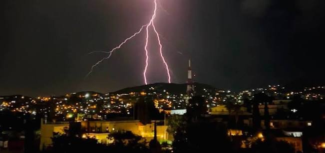 Rayo provoca un incendio en Nogales