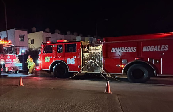 Bomberos sofocan vehículo incendiado en Nogales