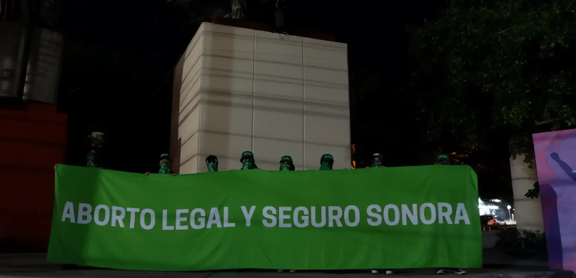 Colocan mantas feministas a favor del aborto en Nogales